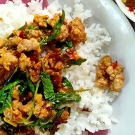 ผัดกระเพราโลโซ+ก๋วยจั๊บน้ำข้นตีนไก่ มี่