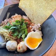 เมนูของร้าน บ้านหอมรัญจวน ก๋วยเตี๋ยวหมูต้มยำน้ำข้น .