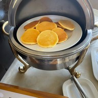 The Cafe โรงแรมมณเฑียร ริเวอร์ไซด์