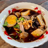 ก๋วยจั๋บเจ้าเก่าหน้าวัดพระศรีรัตนมหาธาตุ