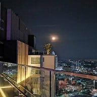 บรรยากาศ Silver Moon Rooftop Bar Novotel Sriracha & Koh Si Chang Marina Bay