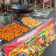 บรรยากาศ ตลาดนัดใต้สะพานโคกเมา ข้าวเหนียวปิ้งข้าวเหนียวสังขยา