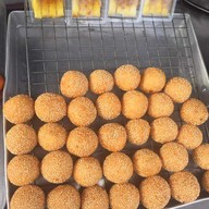 บรรยากาศ ตลาดนัดใต้สะพานโคกเมา ข้าวเหนียวปิ้งข้าวเหนียวสังขยา