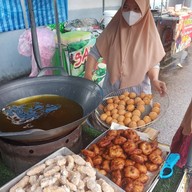 บรรยากาศ ตลาดนัดใต้สะพานโคกเมา ข้าวเหนียวปิ้งข้าวเหนียวสังขยา