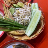 ไผ่ Betong ผัดไทยใบตอง&หอยทอด (นางงาม)
