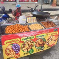 บรรยากาศ ตลาดนัดใต้สะพานโคกเมา ข้าวเหนียวปิ้งข้าวเหนียวสังขยา