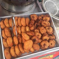 บรรยากาศ ตลาดนัดใต้สะพานโคกเมา ข้าวเหนียวปิ้งข้าวเหนียวสังขยา