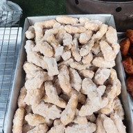 บรรยากาศ ตลาดนัดใต้สะพานโคกเมา ข้าวเหนียวปิ้งข้าวเหนียวสังขยา