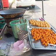 บรรยากาศ ตลาดนัดใต้สะพานโคกเมา ข้าวเหนียวปิ้งข้าวเหนียวสังขยา