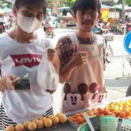 บรรยากาศ ตลาดนัดใต้สะพานโคกเมา ข้าวเหนียวปิ้งข้าวเหนียวสังขยา