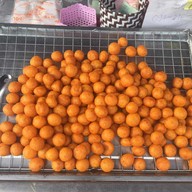 บรรยากาศ ตลาดนัดใต้สะพานโคกเมา ข้าวเหนียวปิ้งข้าวเหนียวสังขยา