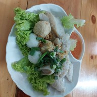 ก๋วยเตี๋ยวลูกชิ้นปลาเยาวราช By เจ๊จ๋า ท่าเรือ