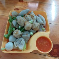 ก๋วยเตี๋ยวลูกชิ้นปลาเยาวราช By เจ๊จ๋า ท่าเรือ