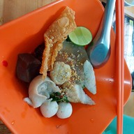 ก๋วยเตี๋ยวลูกชิ้นปลาเยาวราช By เจ๊จ๋า ท่าเรือ