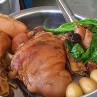 ข้าวขาหมูและข้าวกระเพรา อ.ต้อย