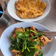 ราดหน้ายอดผักนายเคี้ยงเอ็มไพร์ พญาไท 3