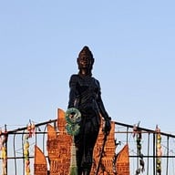 อนุสาวรีย์พระนางจามเทวี