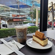 Le Café Phénix Gateway Ekamai