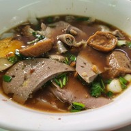 เมนูของร้าน ก๋วยจั๊บน้ำข้นเจ้าเก่าโคลิเซียม -