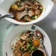 เมนูของร้าน ก๋วยจั๊บน้ำข้นเจ้าเก่าโคลิเซียม -