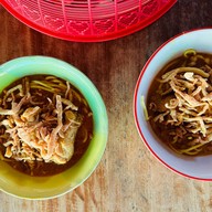 ร้านข้าวซอยป้าแดง