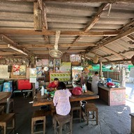 ร้านข้าวซอยป้าแดง