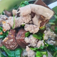 เมนูของร้าน เจ๊เหลียว วัดโรงช้าง โจ๊กฮ่องกง เกาเหลาเลือดหมู