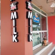 M-milk หน้ามหาวิทยาลัยคริสเตียน นครปฐม