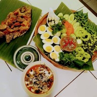 ครัวริมน้ำบ้านไร่ บ้านไร่ จอมทองรีสอร์ท