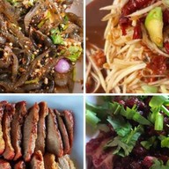 อีสานต้นคูน (ยำกุ้งเต้นรสเด็ด) เลยปั้ม ปตท 100 เมตรอยู่ซ้ายมือ