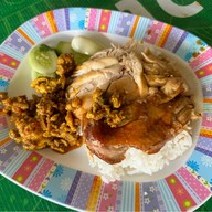 ไก่ต้มน้ำปลา เจ้าเก่าซอยสดใส