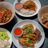 ลิ้มก๋วยเตี๋ยวไก่ตุ๋น หลังมอ