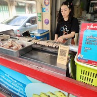 หน้าร้าน ลูกชิ้นหมูแพร่งนรา ศาลเจ้าพ่อเสือ