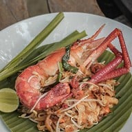 BUA Riverside ผัดไทย กุ้งแม่น้ำเผา
