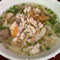 ก๋วยเตี๋ยวหมูบ้านบึง (เจ้าเก่า) หน้าโรงแรมชัยเจริญ