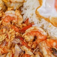 Box Space - กะเพราพริกแห้ง หมูกรอบคั่วพริกเกลือ