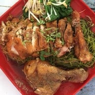 ก๋วยเตี๋ยวไก่ตุ๋นไก่ทอดปั้นทอง ม.หัวเฉียว อาคารดิอิมเพลสสุวรรณภูมิ ซ.มัณฑนา