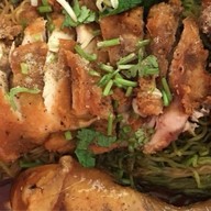 ก๋วยเตี๋ยวไก่ตุ๋นไก่ทอดปั้นทอง ม.หัวเฉียว อาคารดิอิมเพลสสุวรรณภูมิ ซ.มัณฑนา