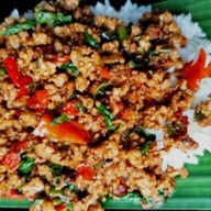 กะเพรา ตุ๊กติ๊ก ดินแดง