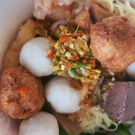 เมนูของร้าน ก๋วยเตี๋ยวนายอ้วนเย็นตาโฟบะเต็งเสาชิงช้า ประดิพัทธ์