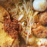 เมนูของร้าน ก๋วยเตี๋ยวนายอ้วนเย็นตาโฟบะเต็งเสาชิงช้า ประดิพัทธ์