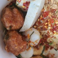 เมนูของร้าน ก๋วยเตี๋ยวนายอ้วนเย็นตาโฟบะเต็งเสาชิงช้า ประดิพัทธ์