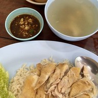 เมนูของร้าน ล้วนข้าวมันไก่หน้าโรงพยาบาลพระพุทธบาท พระพุทธบาท