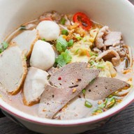 ลูกโกตี๋วัดกู้ ก๋วยเตี๋ยวหมูต้มยำ ในปั๊มซัสโก้ บางบัวทอง
