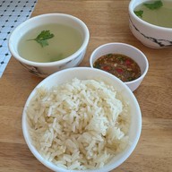 เมนูของร้าน ข้าวมันไก่ไหหน่ำหนั่ง สูตรไหหลำแท้ดั้งเดิม สาทร