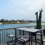 บรรยากาศ THE BOX HOUSE ริมน้ำแม่กลอง