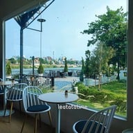 บรรยากาศ THE BOX HOUSE ริมน้ำแม่กลอง