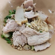 เมนูของร้าน ก๋วยเตี๋ยวหมูต้มยำโบราณ ‘นายทองสุข’