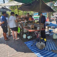 ร้านหมูปิ้งสูตรอากง ตรงข้ามวัดสุทัศน์