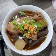 ก๋วยเตี๋ยวไก่ตุ๋นมะระ - กอไก่ก้อย สาขาทรายทอง